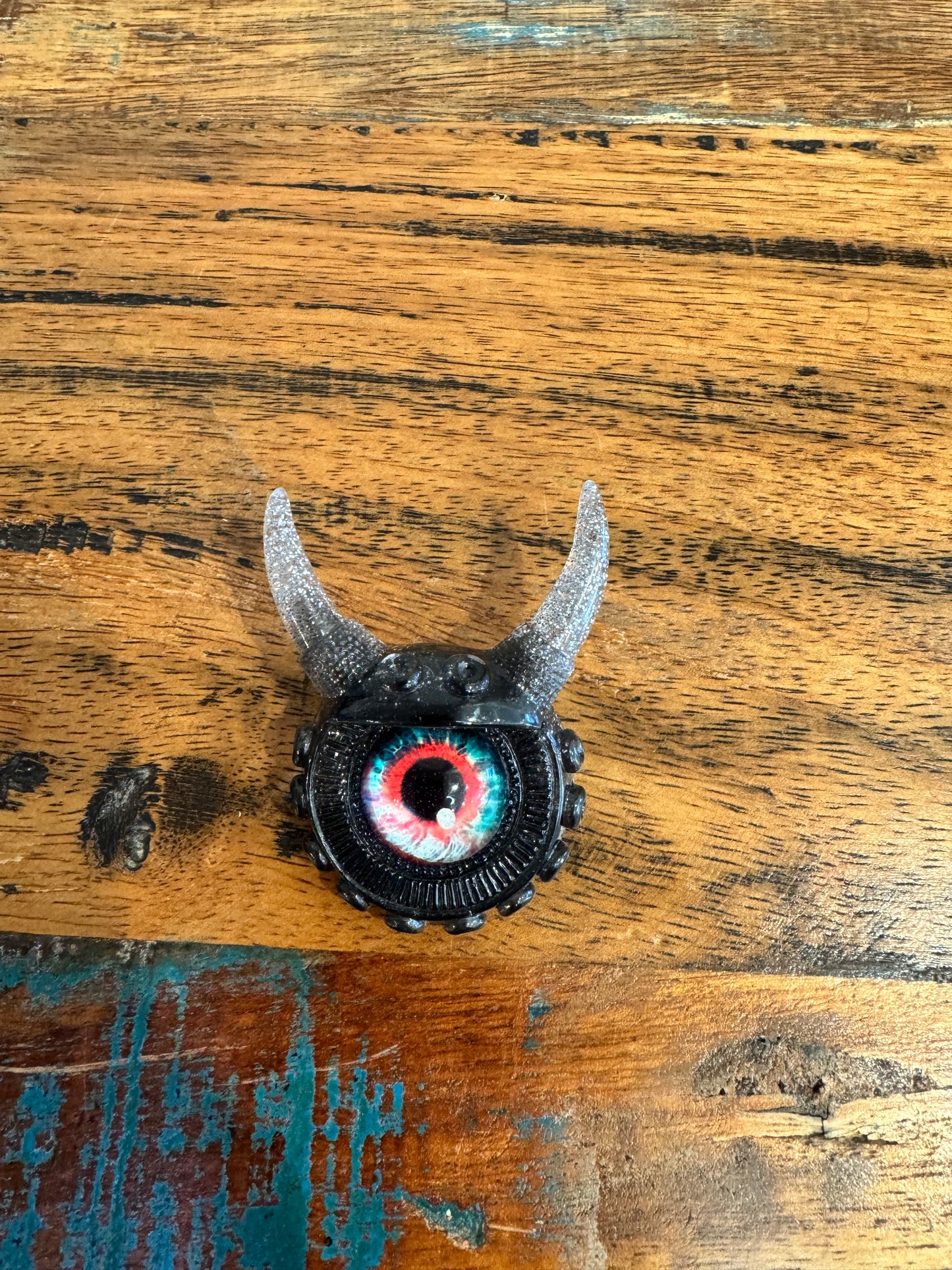 Monster brooch in silver and black. Model Vicky.