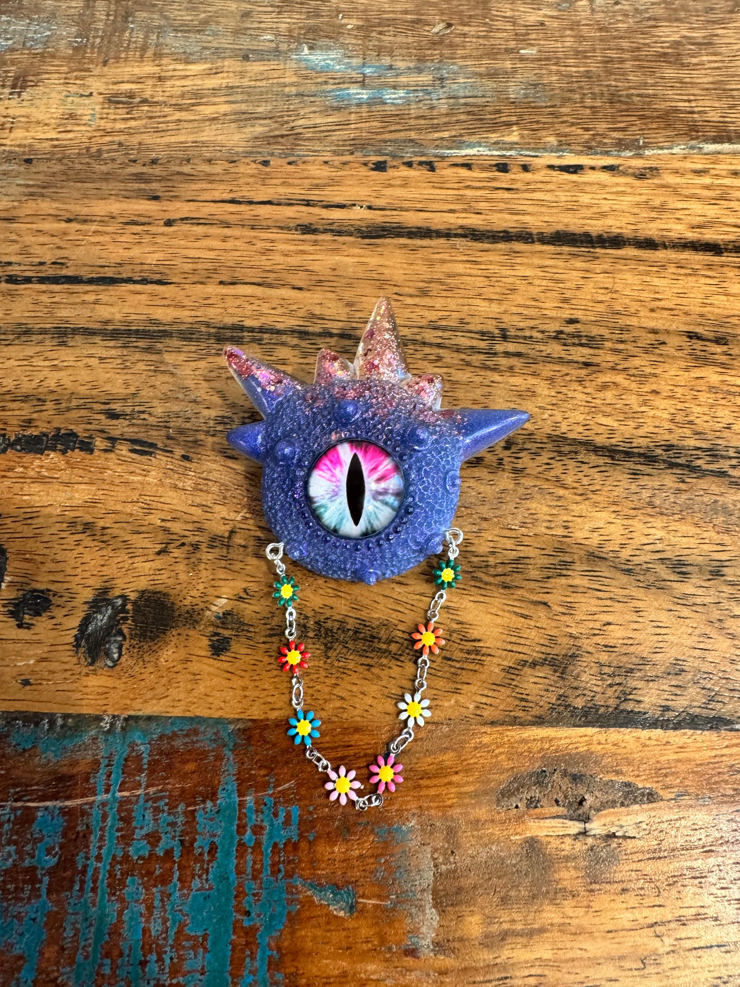 Monster brooch in blue and pink. Model Spiky.