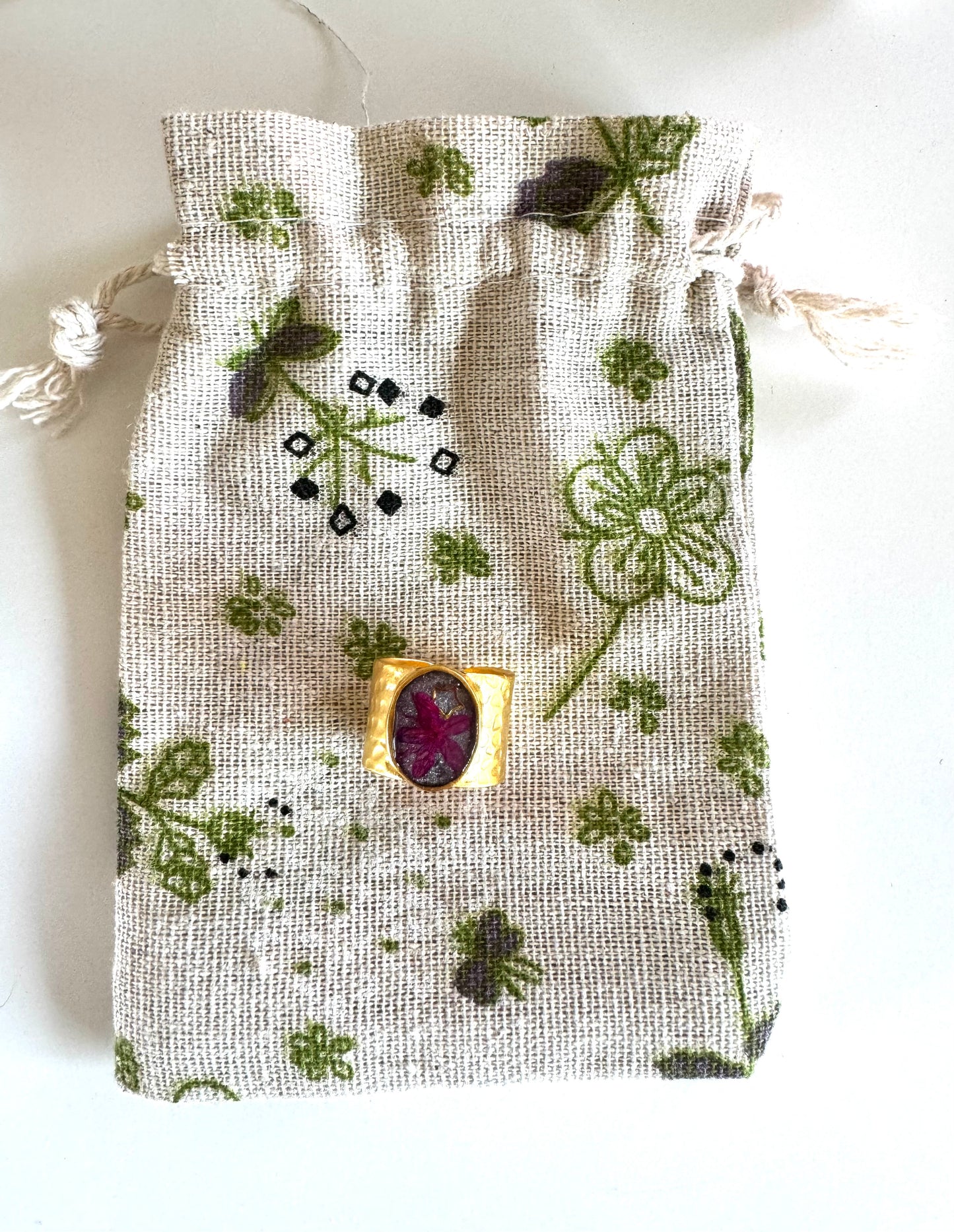 Circular gold plated ring with pink flower and star