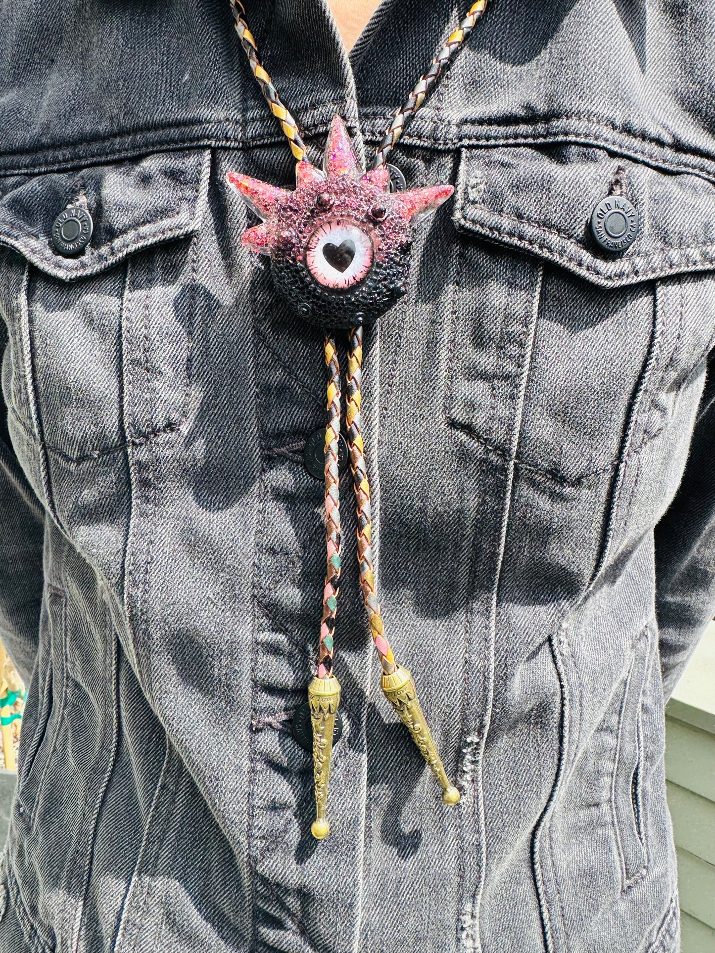 Bolo tie, black and pink monster bolo necktie. Model Spiky.