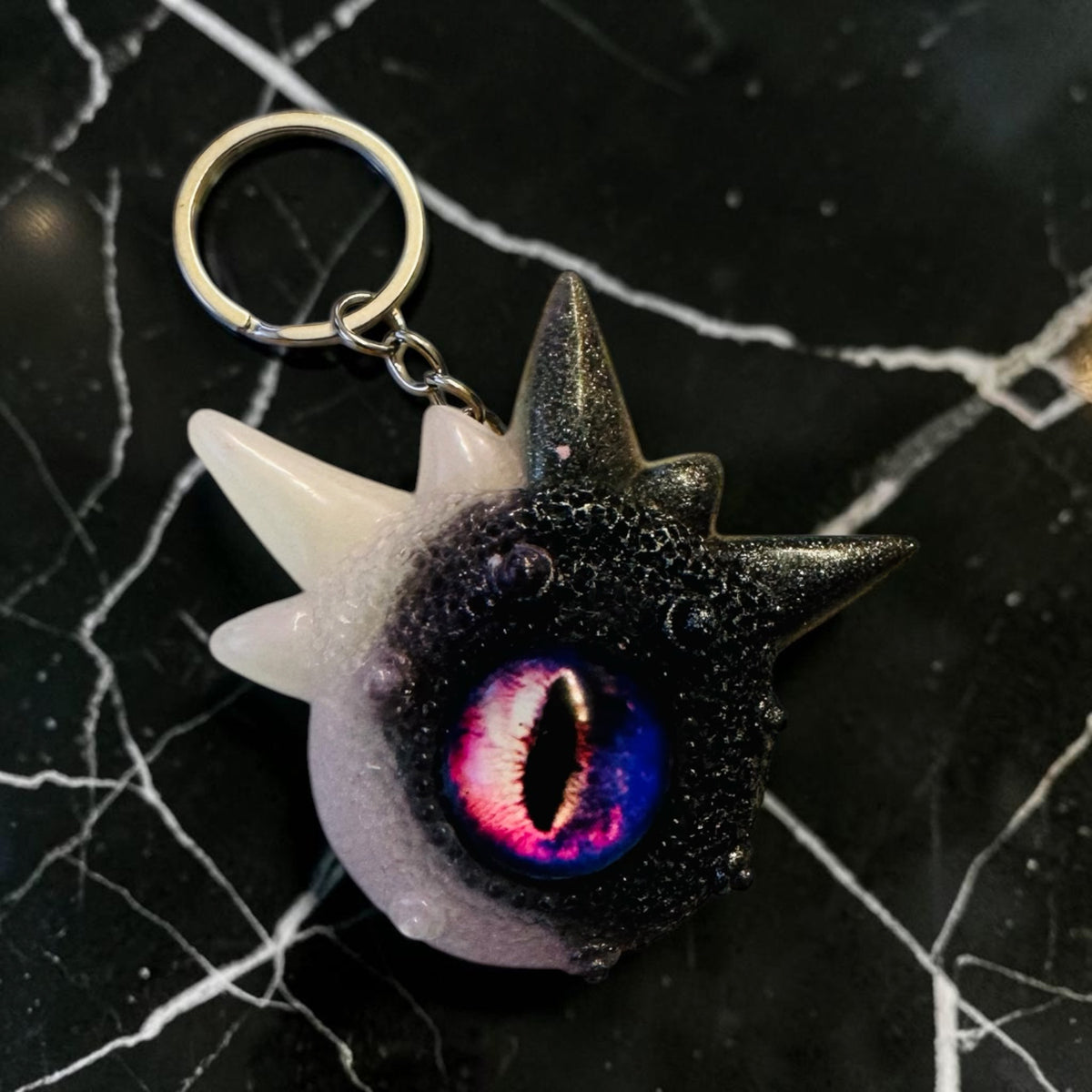 09/15 Monster black and white keychain. Model Spiky.