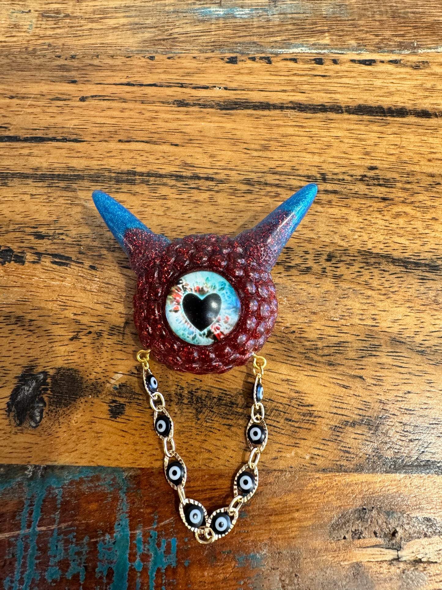 Monster brooch in red and blue. Model Pointy.
