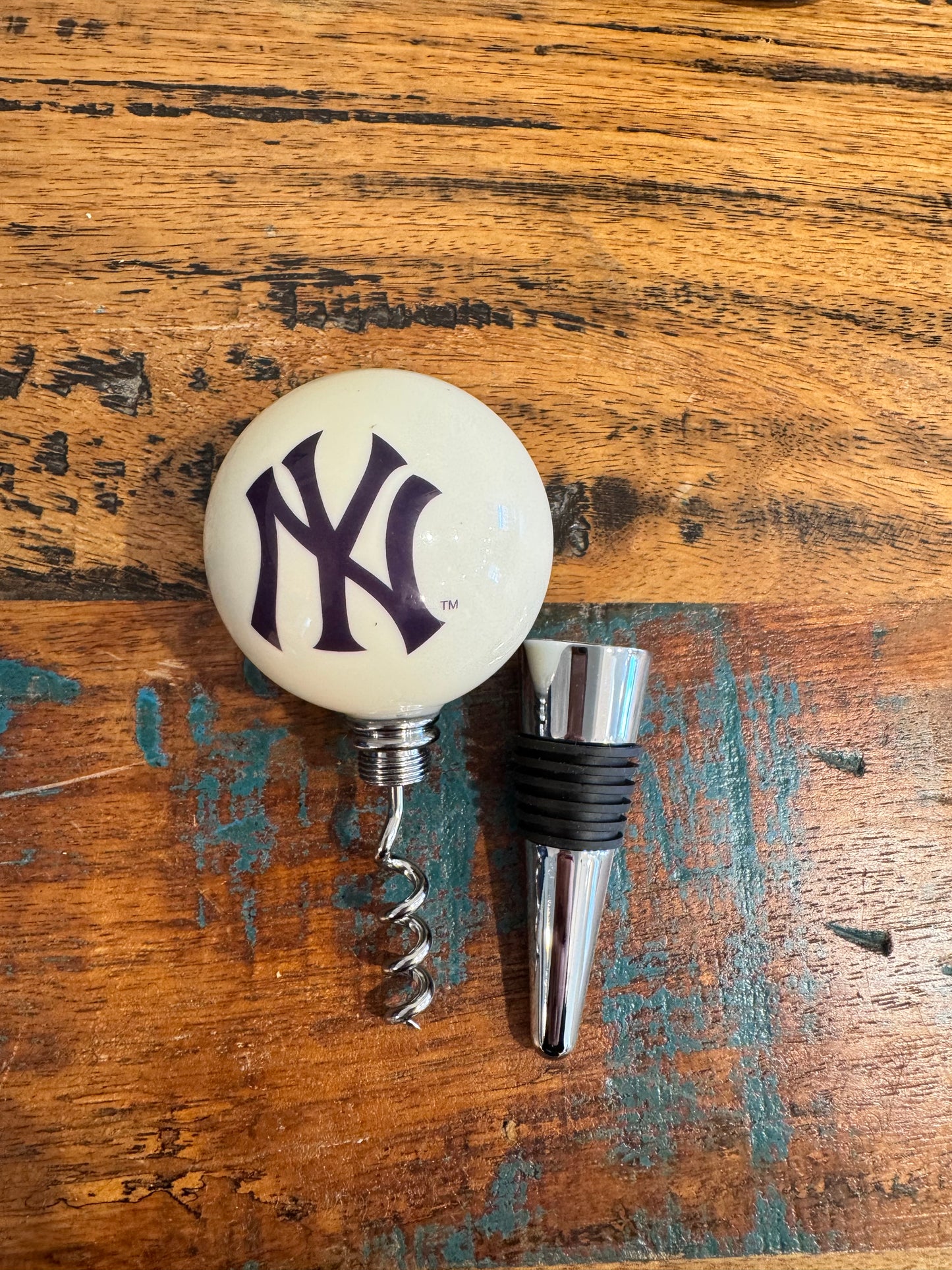 Yankees billiard Ball Wine Stopper & Corkscrew Set