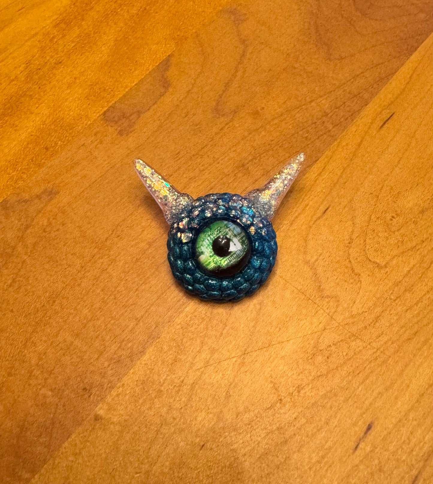 Blue monster and white glitter brooch. Model Pointy.