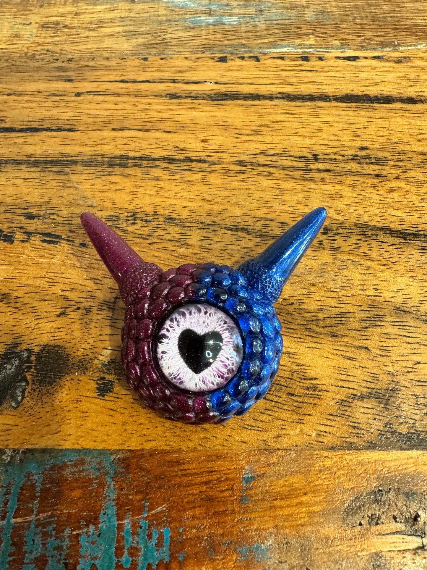 Monster brooch in blue and purple. Model Pointy.