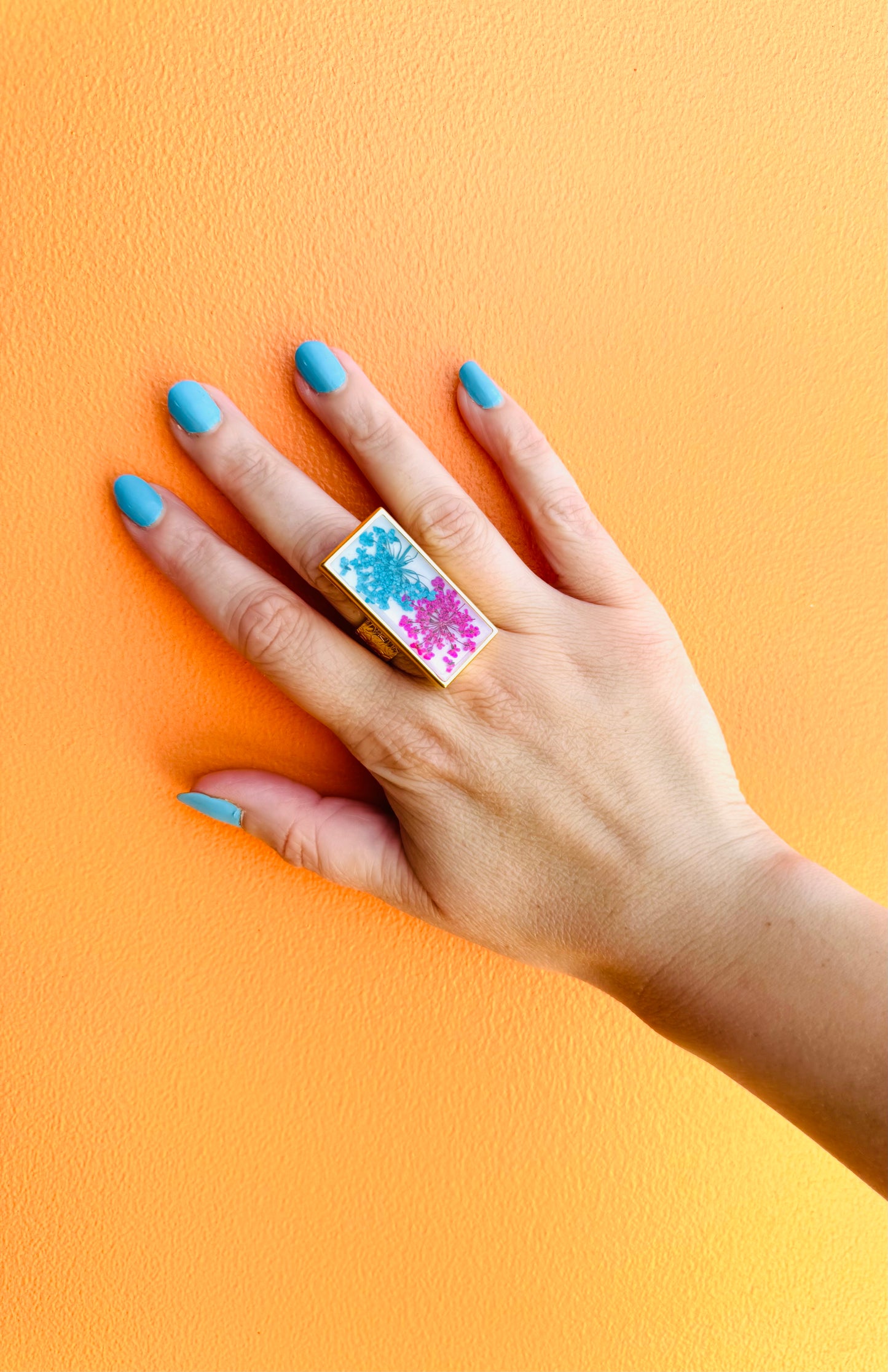 Rectangular gold plated oversized ring with 2 flowers