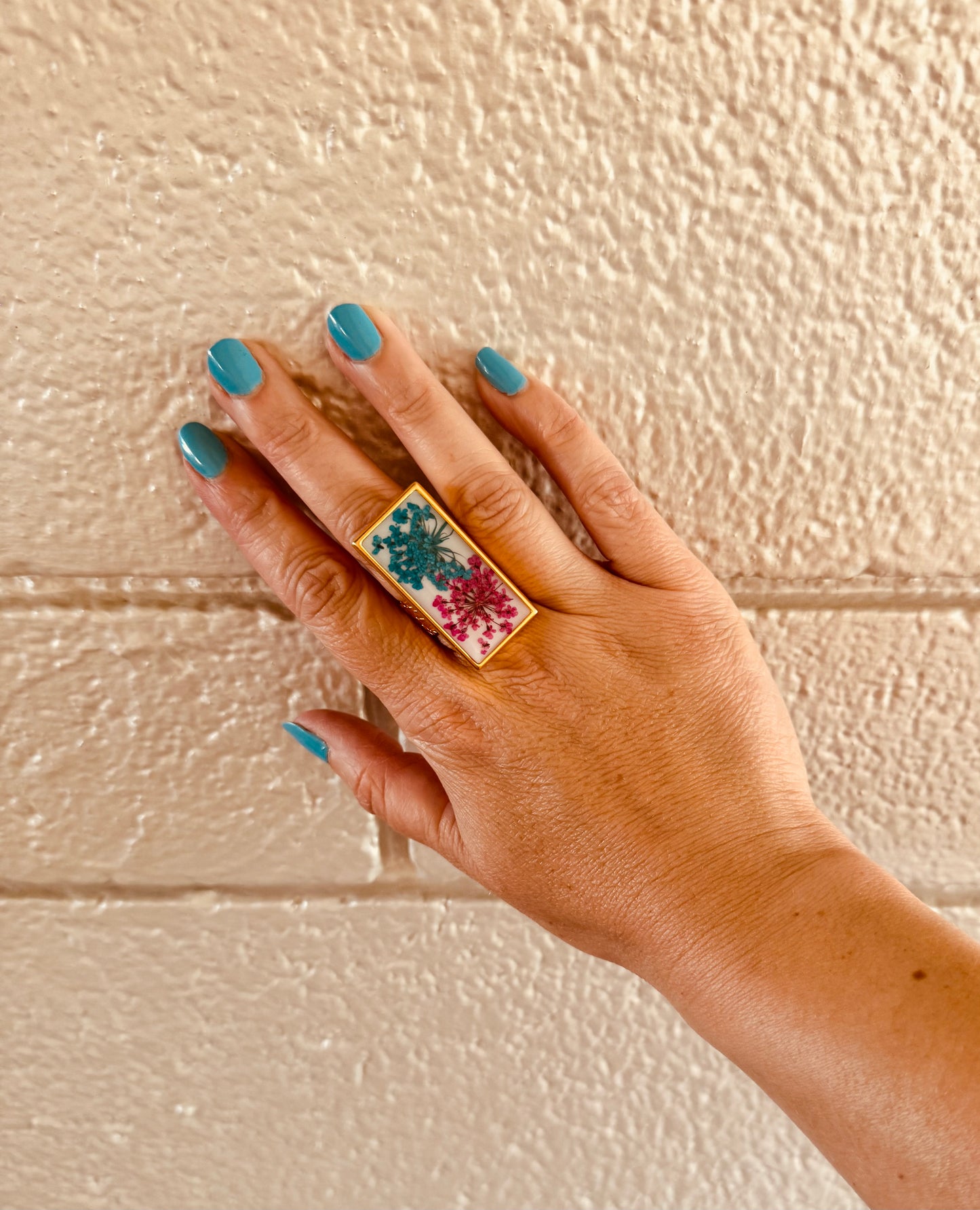 Rectangular gold plated oversized ring with 2 flowers