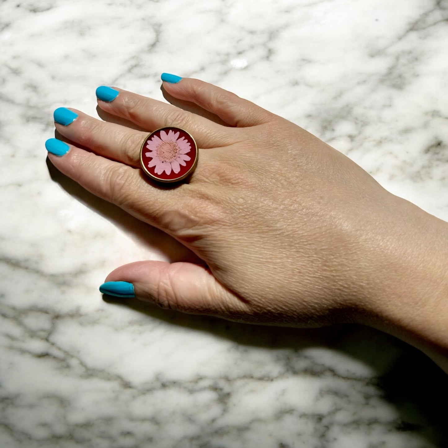 Round bronze ring with light pink daisy
