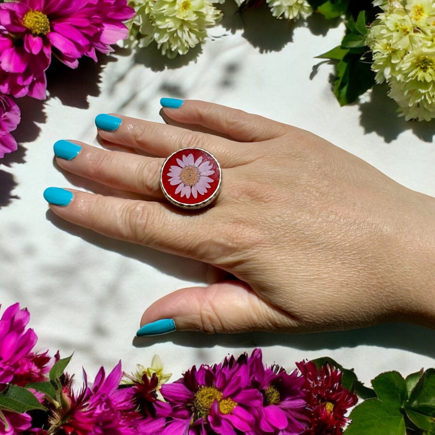 Round silver ring with light purple daisy