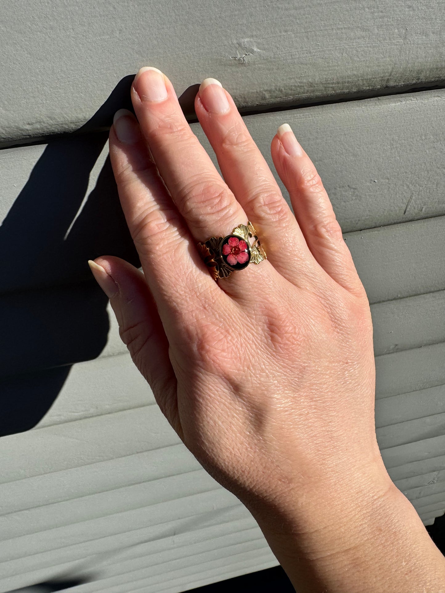 Ginkgo gold ring with red flower