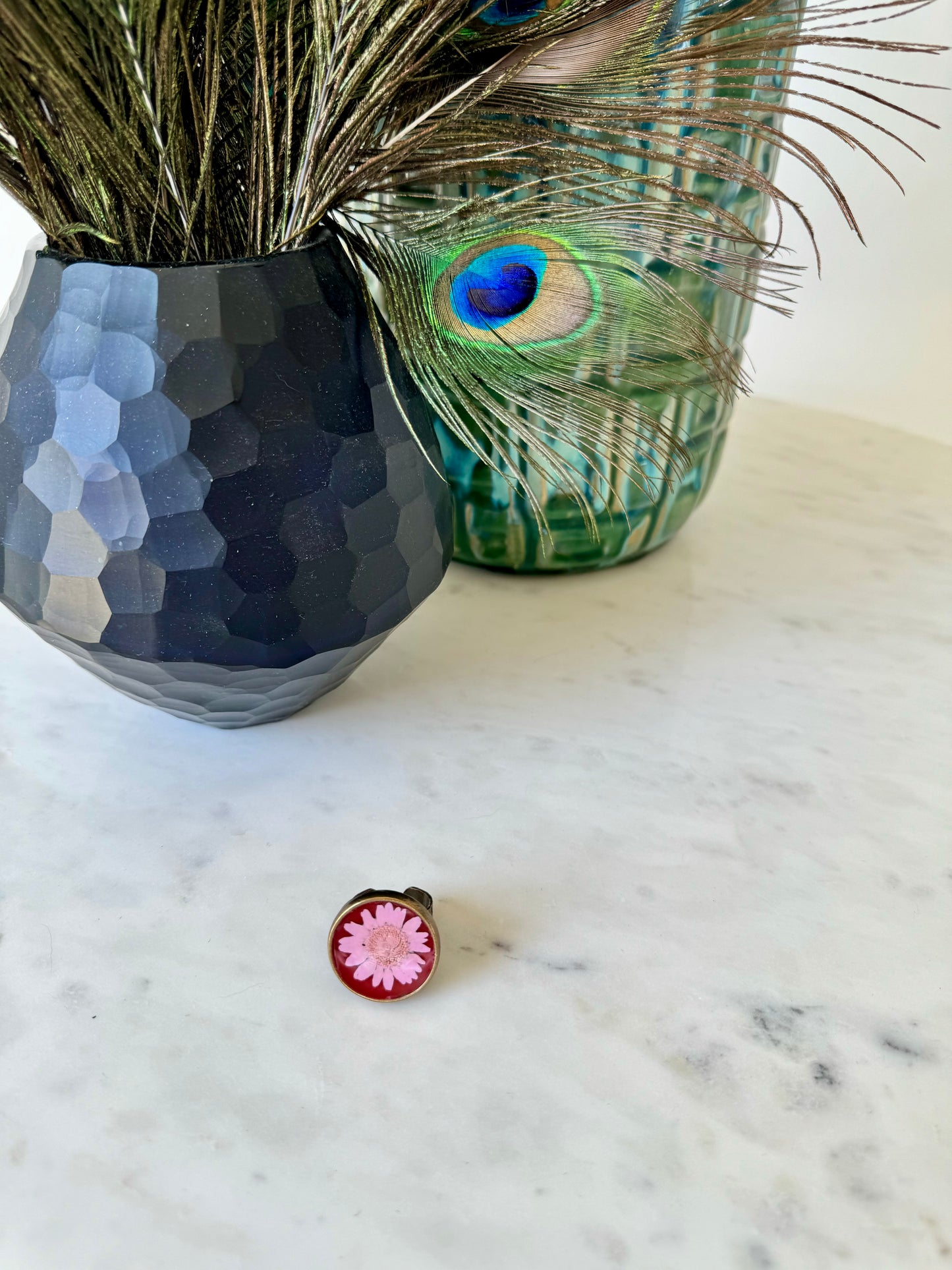 Round bronze ring with light pink daisy
