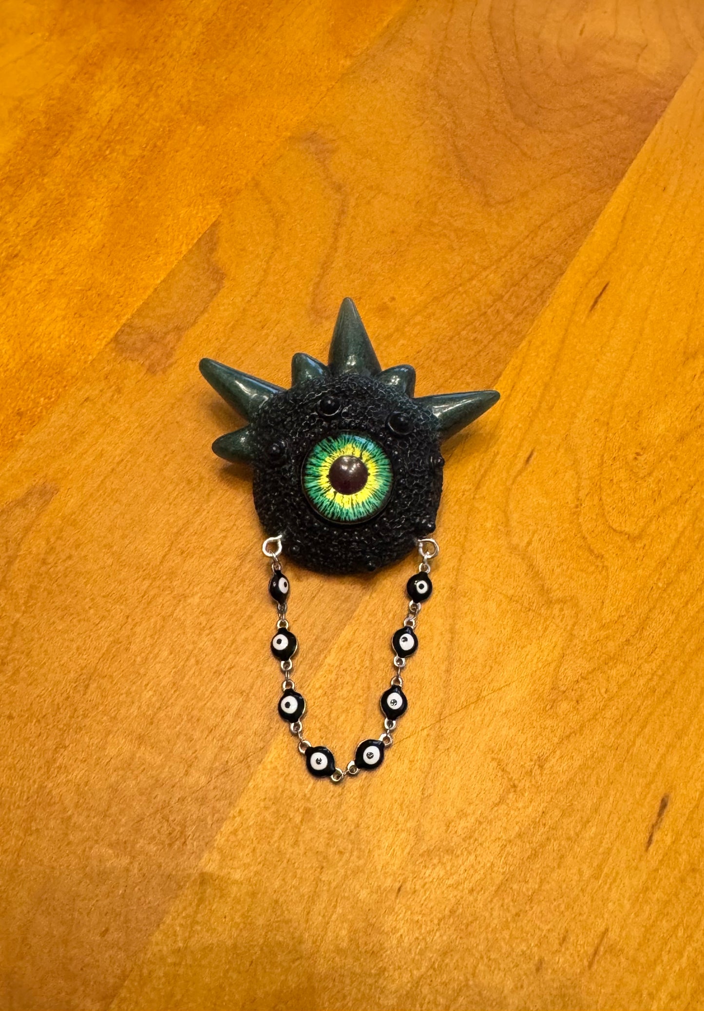 Goth brooch, Black and green Monster eye brooch in resin. Model Spiky.
