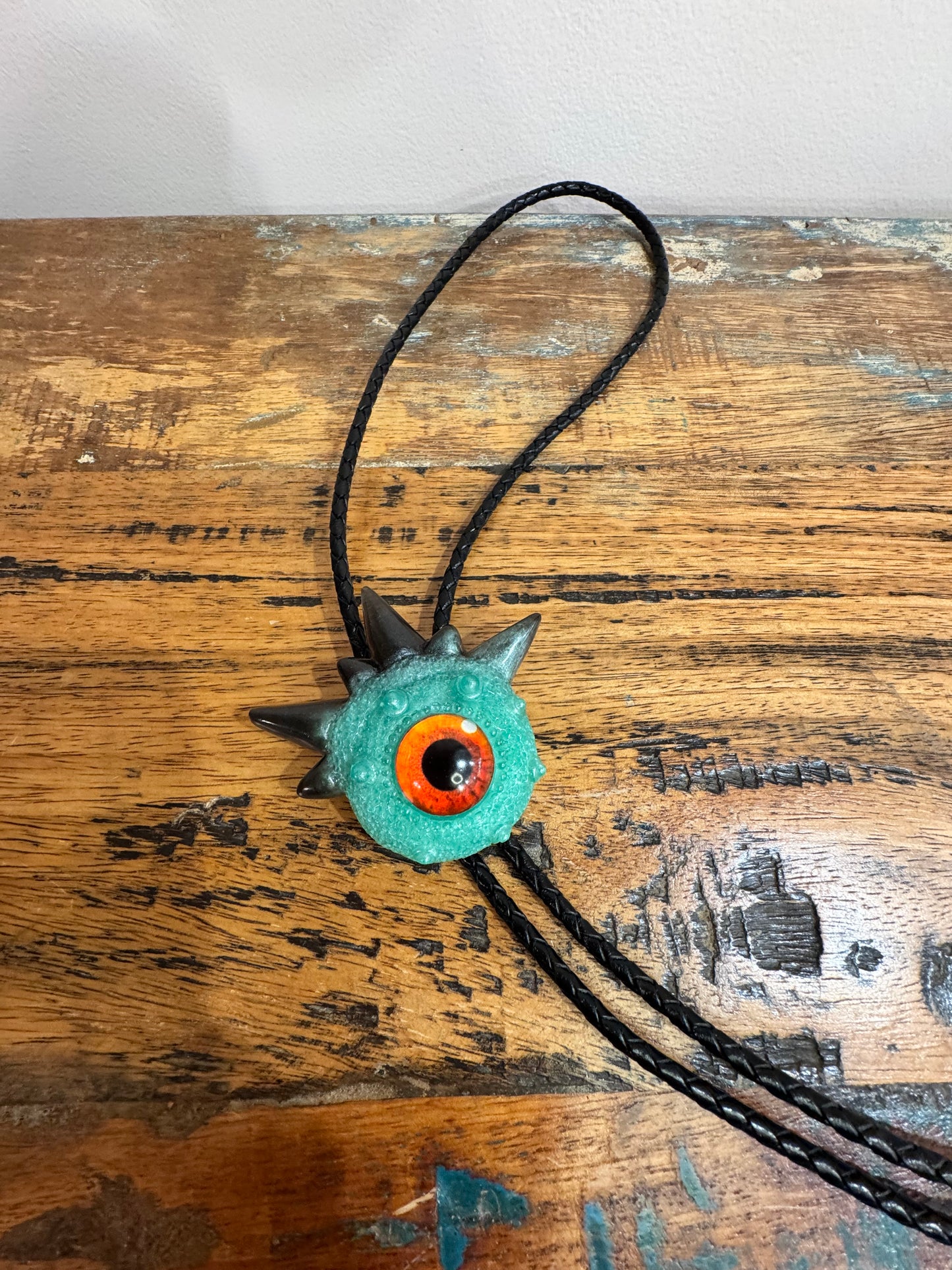 Monster bolo tie in green and black. Model Spiky.
