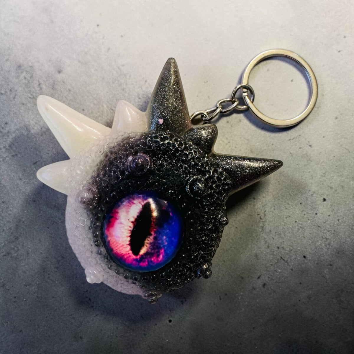 09/15 Monster black and white keychain. Model Spiky.