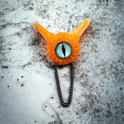 Monster brooch, handmade evil eye broach, edgy orange pastel goth brooch in resin, spooky jewelry, horror brooch, weird jewelry. Model Pointy.