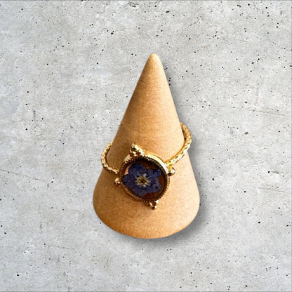 Minimalist gold ring with forget-me-not flower