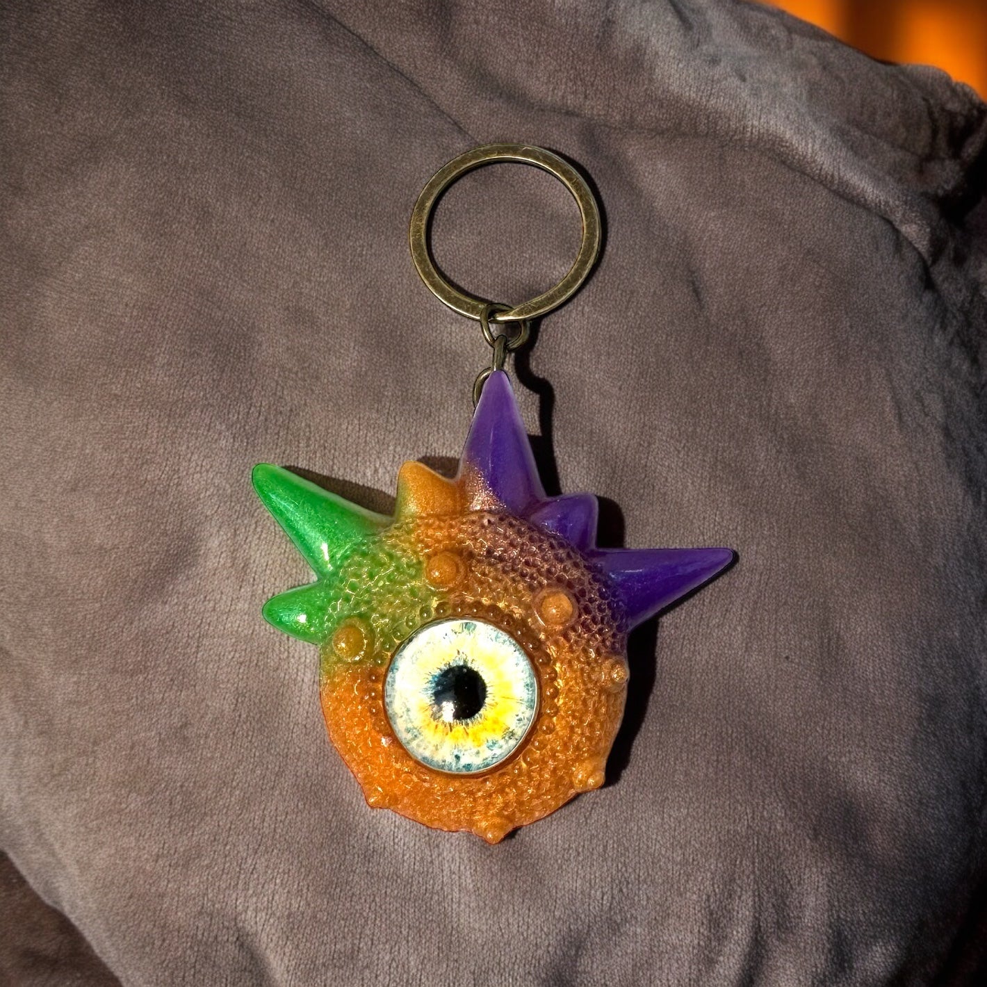 Creepy Monster Eye keychain, Orange, purple and green. Model Spiky.