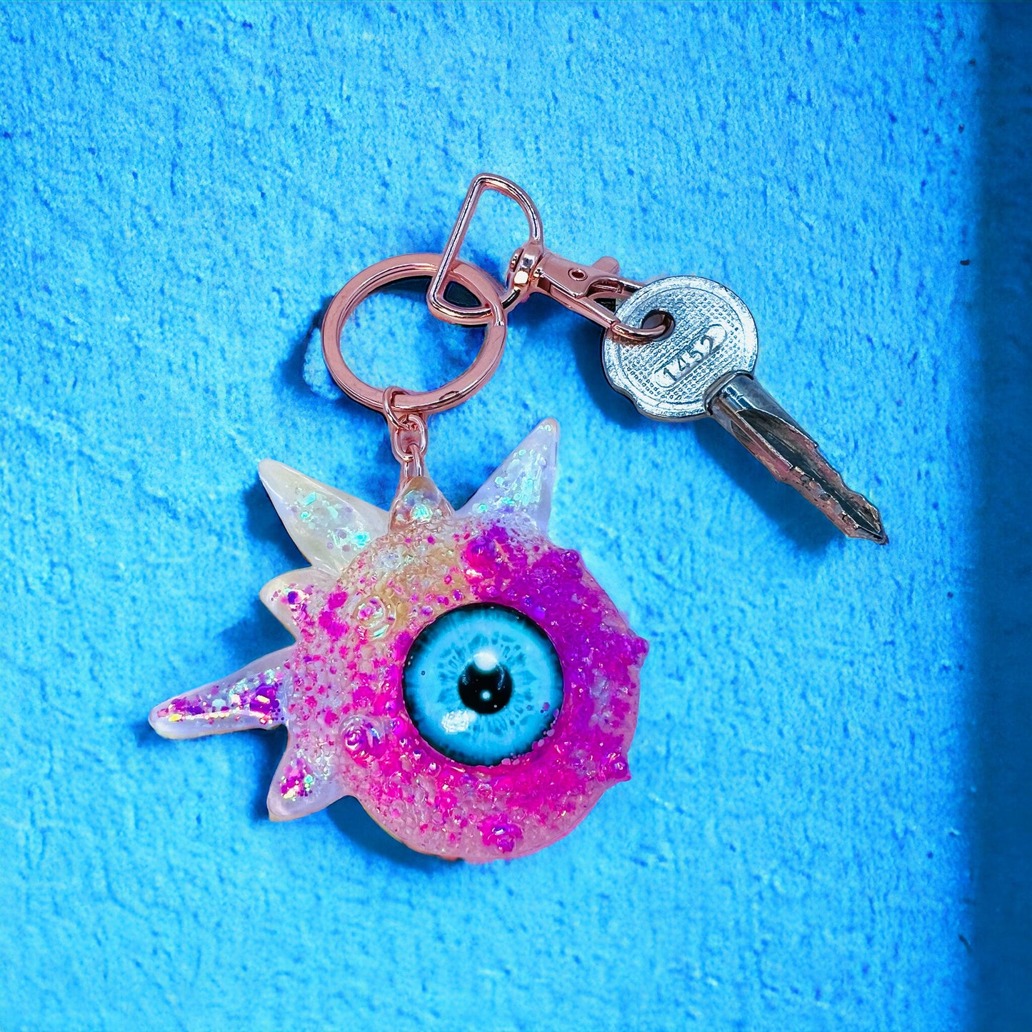 Pink glitter monster keychain. Model Spiky.