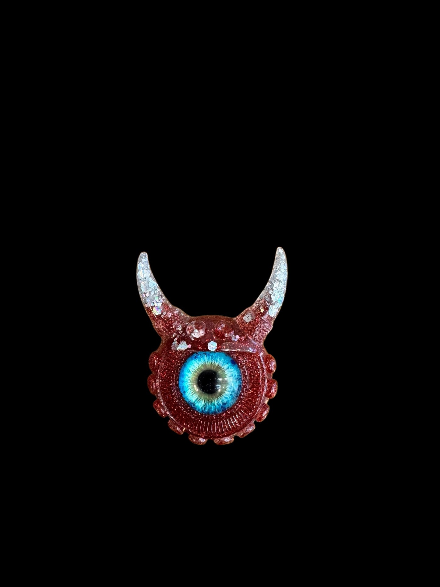 Monster brooch in silver and red. Model Vicky.