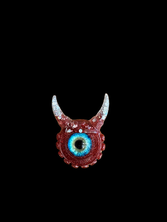 Monster brooch in silver and red. Model Vicky.