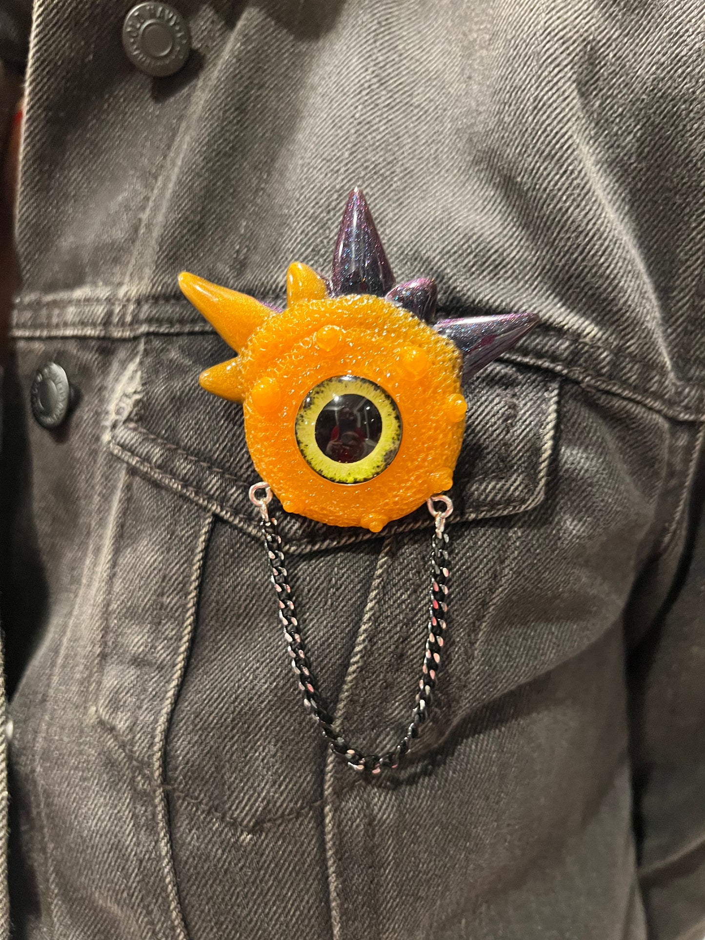 Handmade brooch, orange and black monster brooch, pastel goth jewelry, evil eye brooch in resin,creepy cute,spooky jewelry, kawaii brooch, unique brooch. Model Spiky.