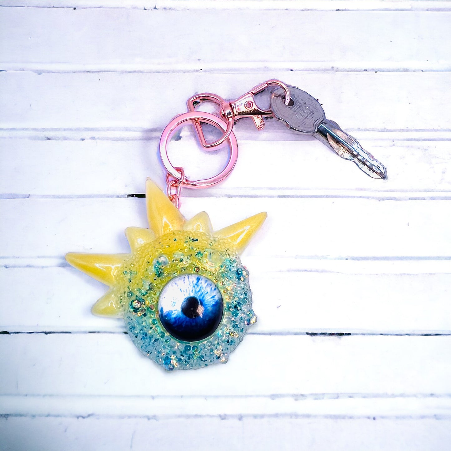 Cute Monster Eye keychain, yellow and blue. Model Spiky.