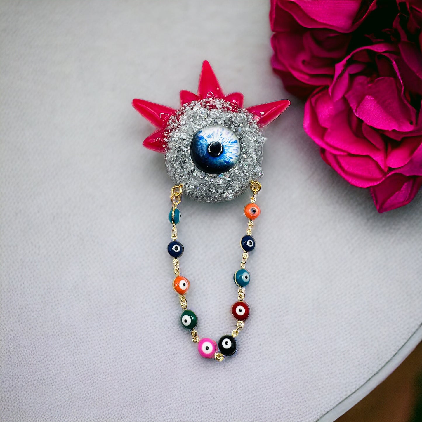 Eye brooch, silver, pink and blue monster brooch, pastel goth jewelry, evil eye brooch in resin, weird core jewelry, spooky jewelry, kawaii brooch, unique brooch. Model Spiky.