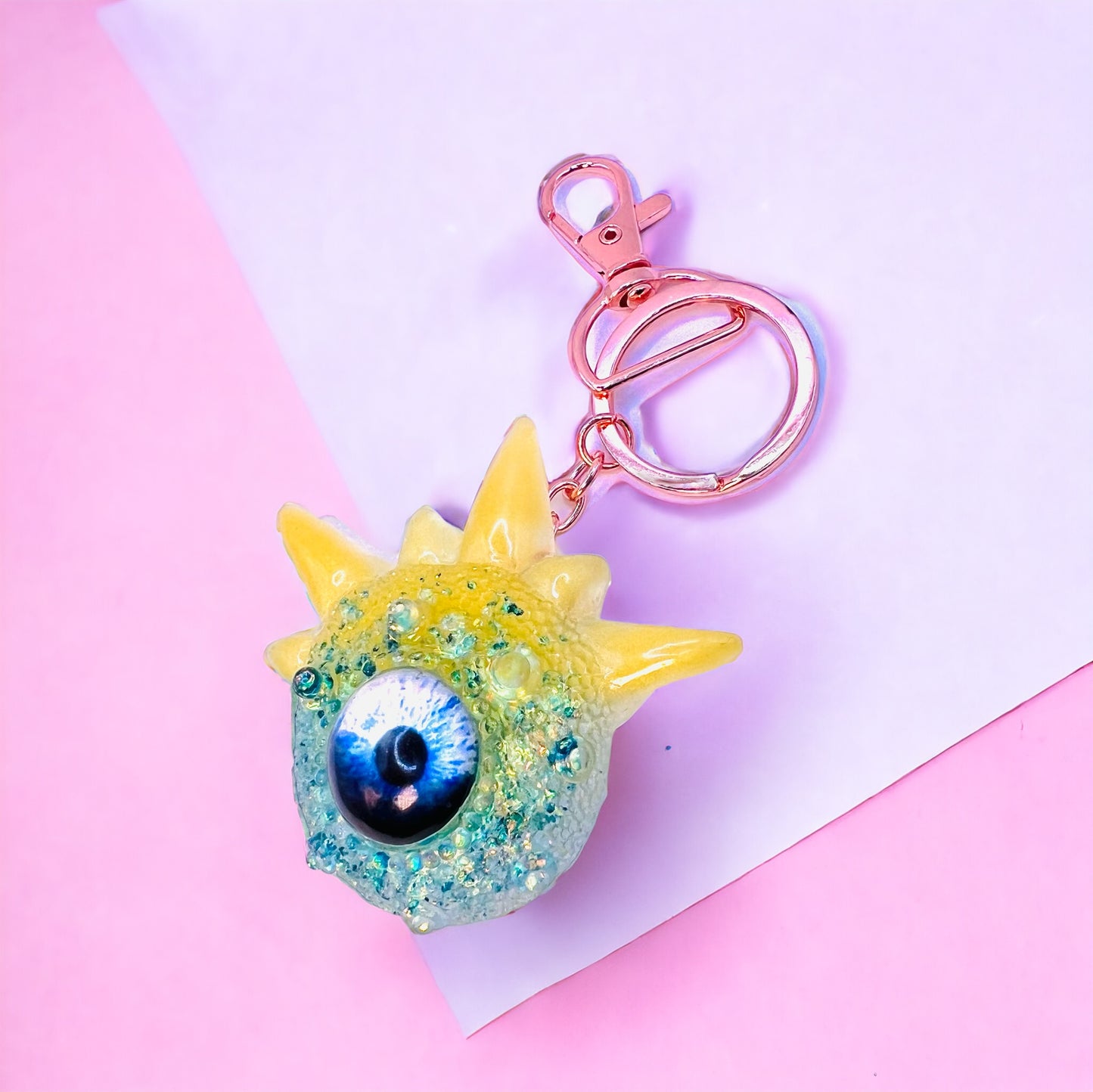 Cute Monster Eye keychain, yellow and blue. Model Spiky.