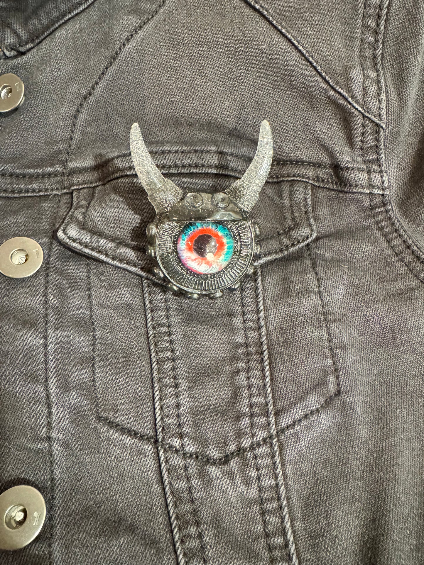 Monster brooch in silver and black. Model Vicky.