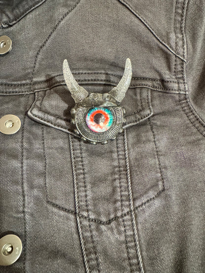 Monster brooch in silver and black. Model Vicky.