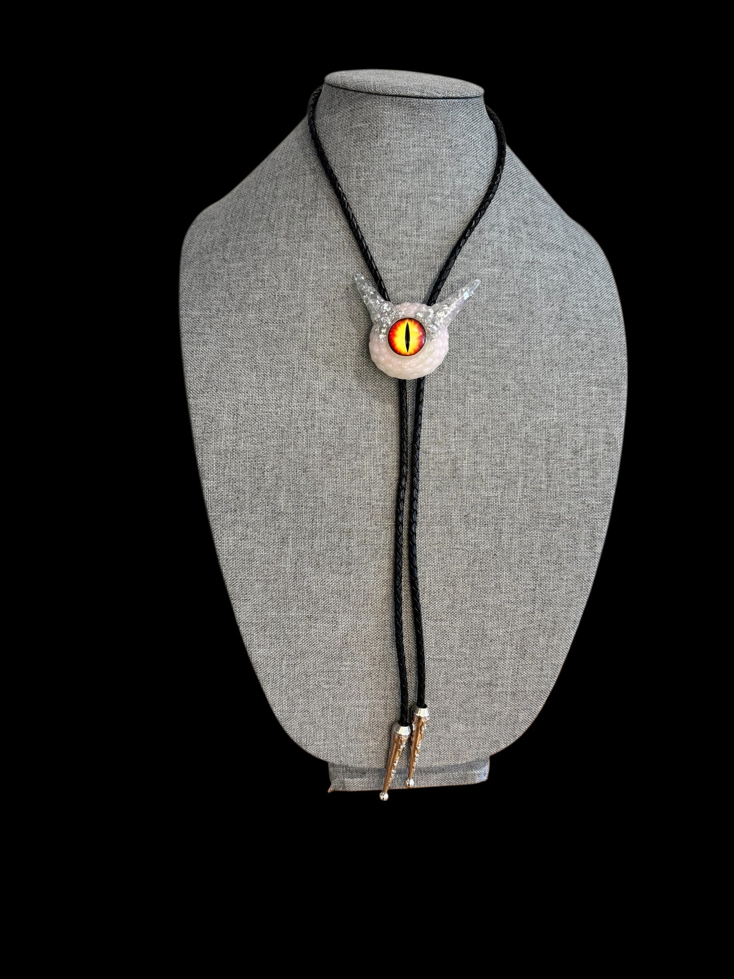 Monster bolo tie in white and silver. Model Pointy.
