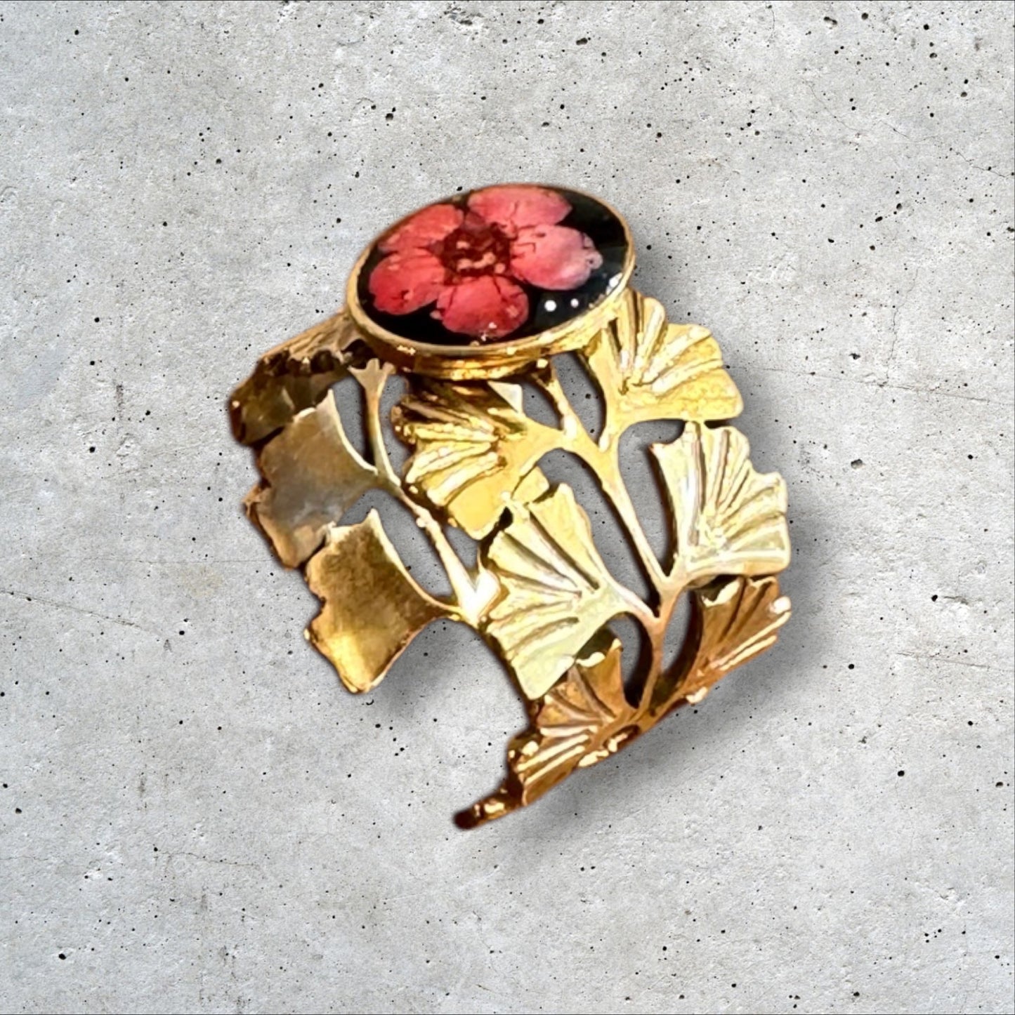 Ginkgo gold ring with red flower