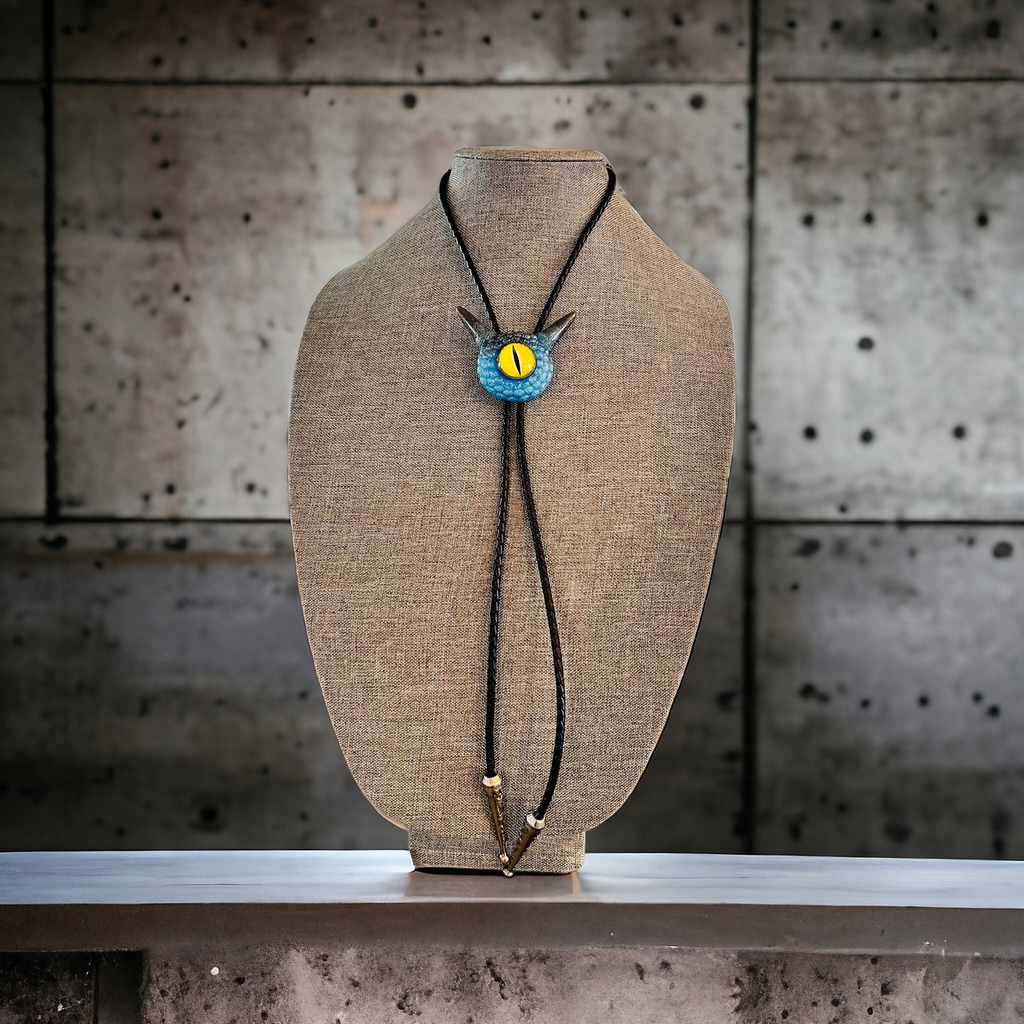 Bolo tie, Monster bolo necktie, handmade resin jewelry, eye statement jewelry. Model Pointy.