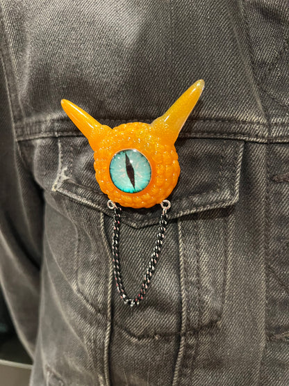 Monster brooch, handmade evil eye broach, edgy orange pastel goth brooch in resin, spooky jewelry, horror brooch, weird jewelry. Model Pointy.