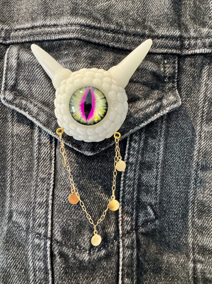 09/16 Monster brooch in white. Model Pointy