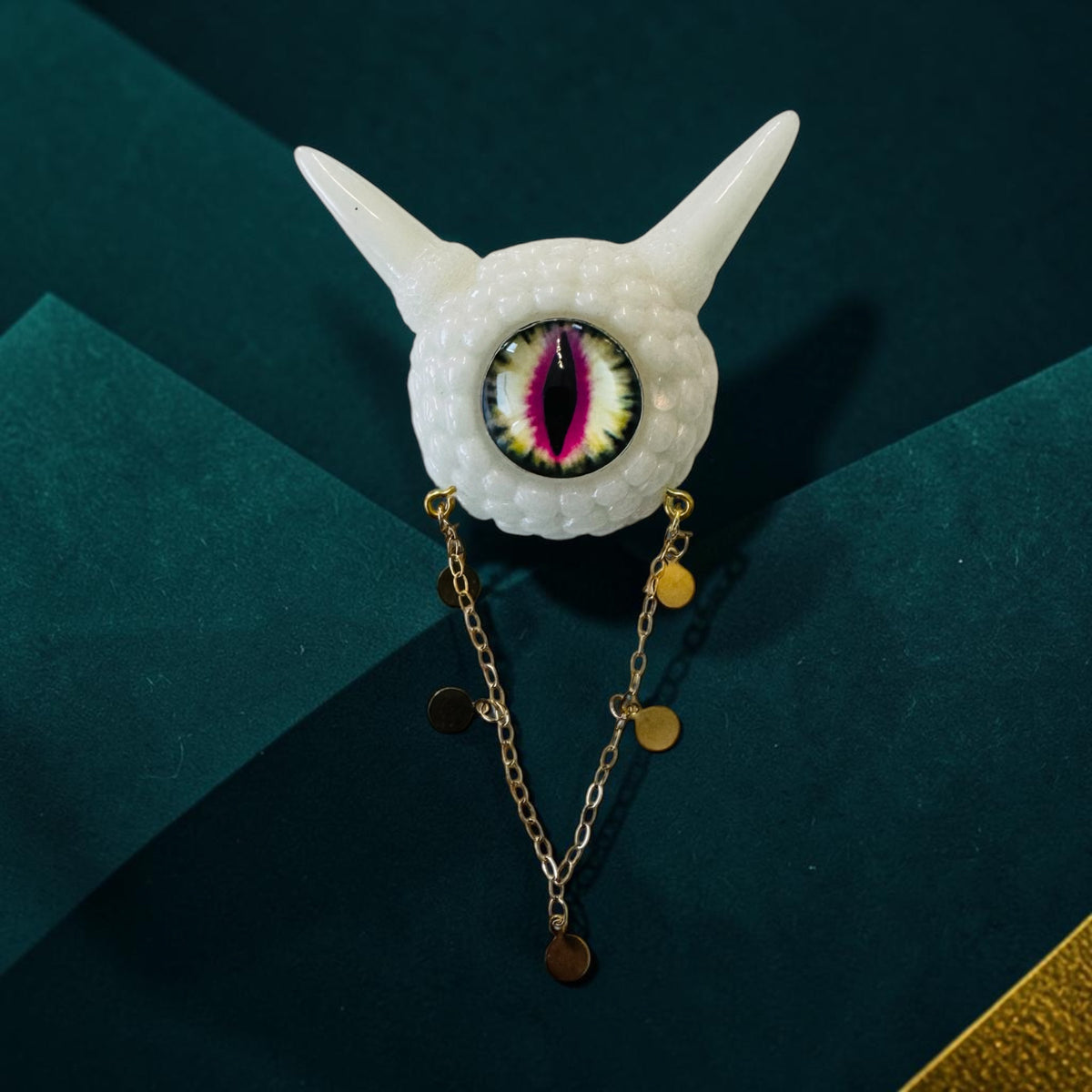 09/16 Monster brooch in white. Model Pointy