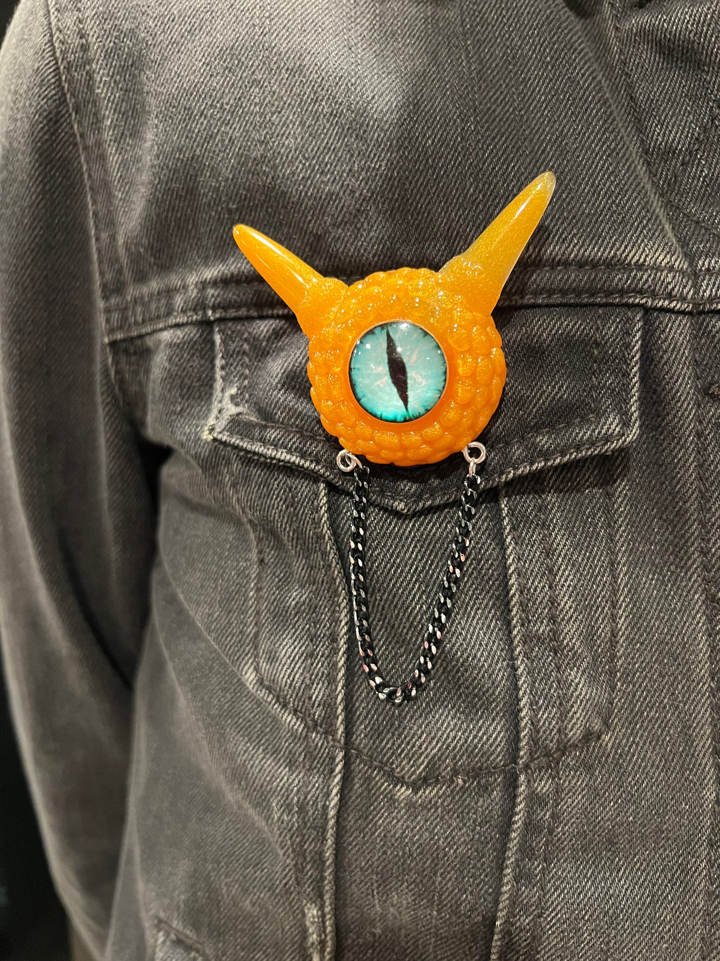 Monster brooch, handmade evil eye broach, edgy orange pastel goth brooch in resin, spooky jewelry, horror brooch, weird jewelry. Model Pointy.