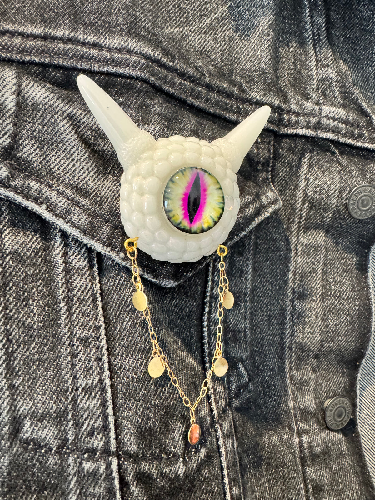 09/16 Monster brooch in white. Model Pointy