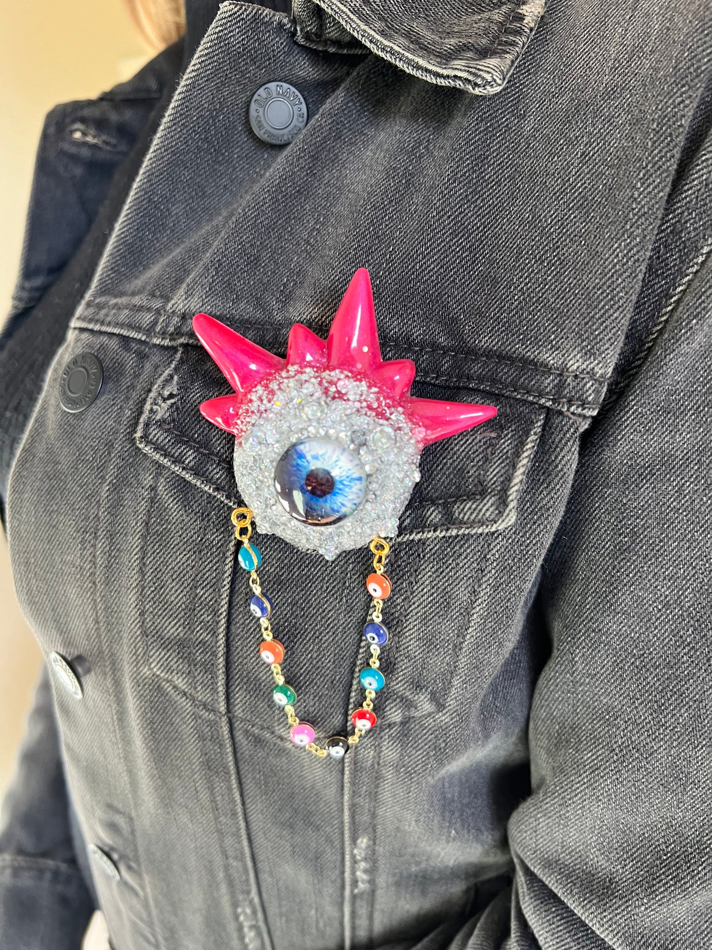 Eye brooch, silver, pink and blue monster brooch, pastel goth jewelry, evil eye brooch in resin, weird core jewelry, spooky jewelry, kawaii brooch, unique brooch. Model Spiky.