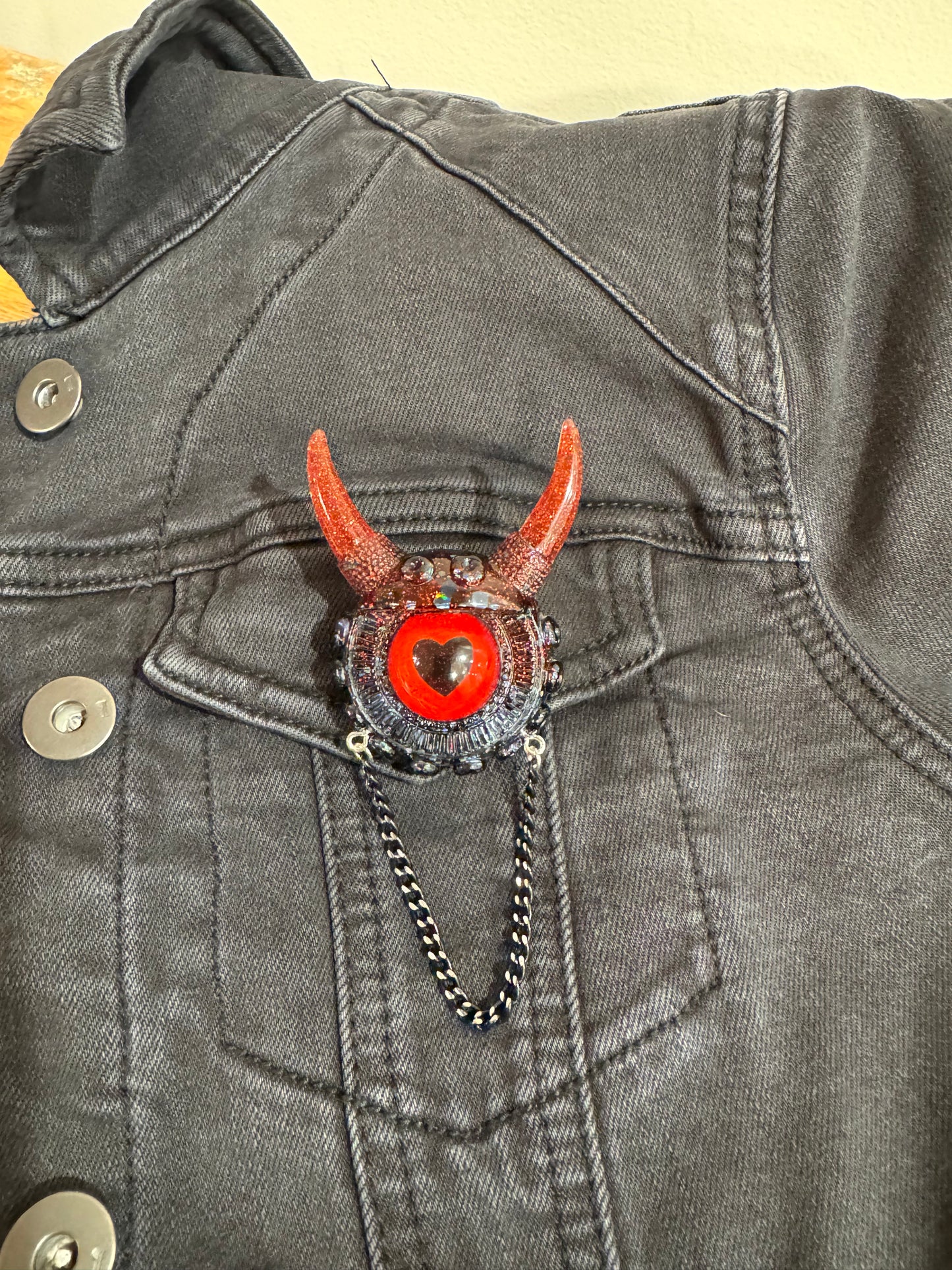 Monster brooch in black and red. Model Vicky.
