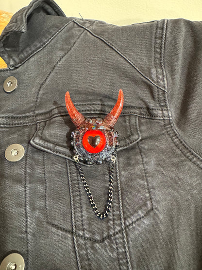 Monster brooch in black and red. Model Vicky.