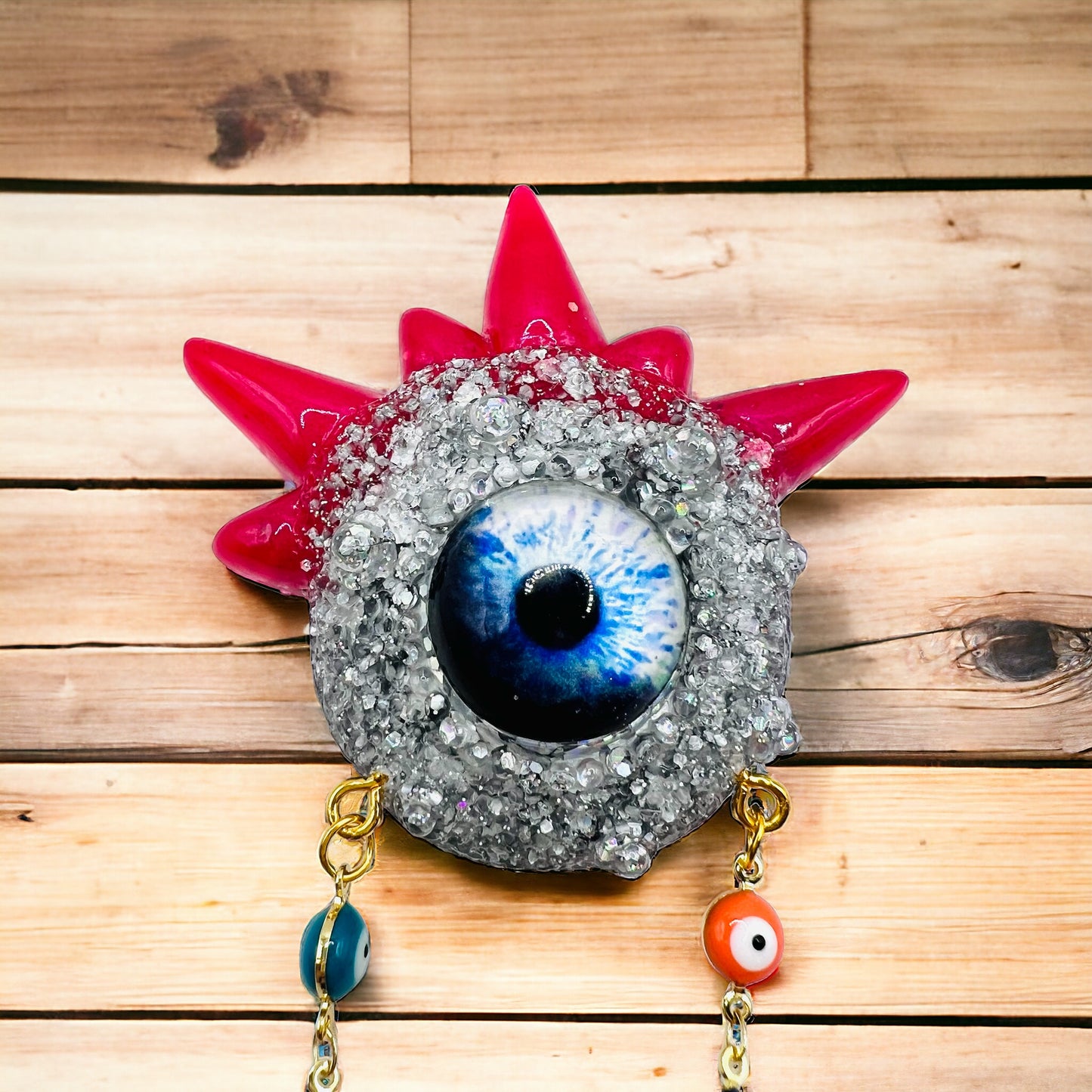 Eye brooch, silver, pink and blue monster brooch, pastel goth jewelry, evil eye brooch in resin, weird core jewelry, spooky jewelry, kawaii brooch, unique brooch. Model Spiky.