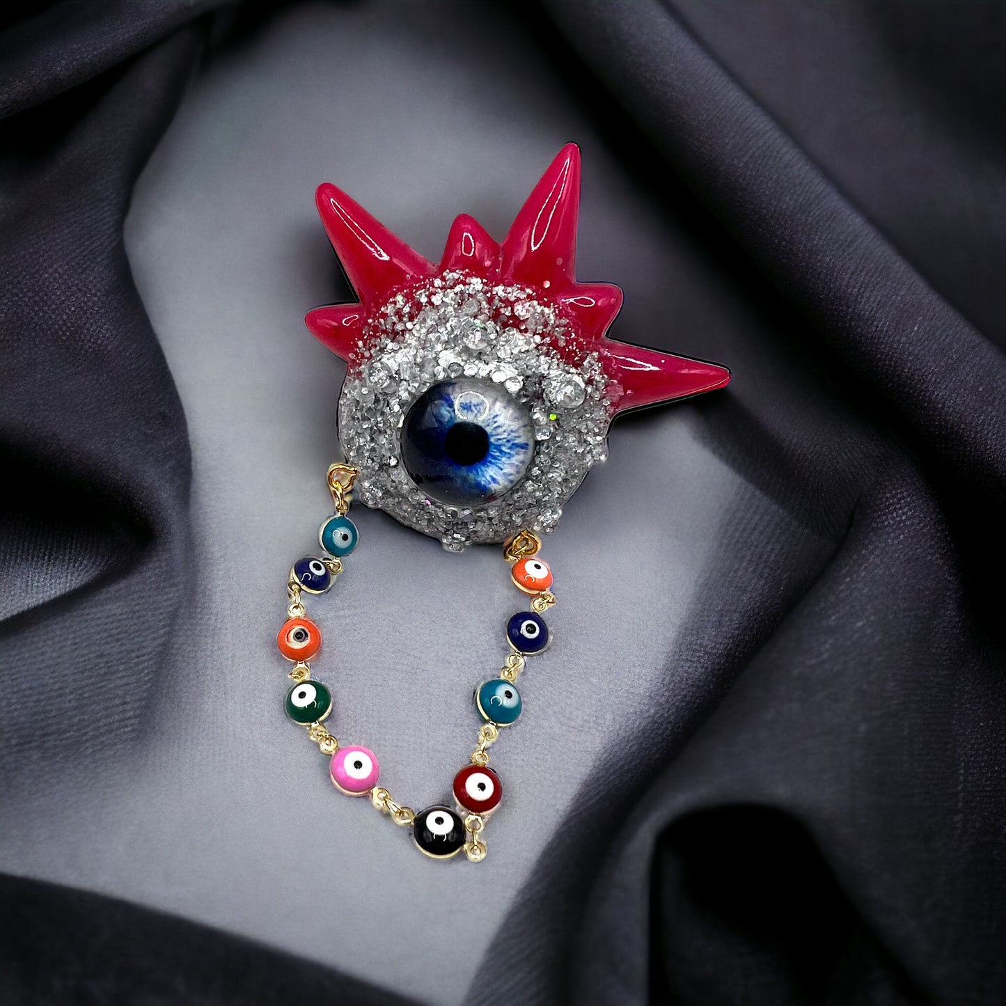 Eye brooch, silver, pink and blue monster brooch, pastel goth jewelry, evil eye brooch in resin, weird core jewelry, spooky jewelry, kawaii brooch, unique brooch. Model Spiky.