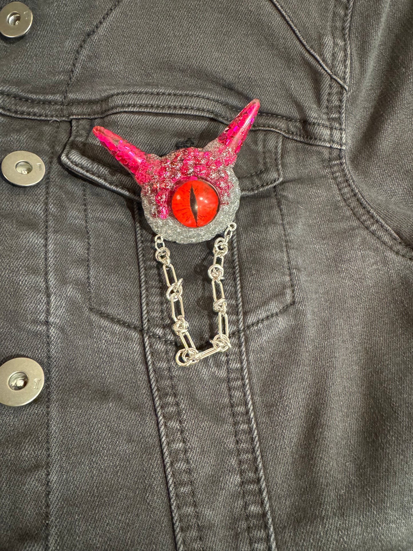 Monster brooch in pink and silver. Model Pointy.