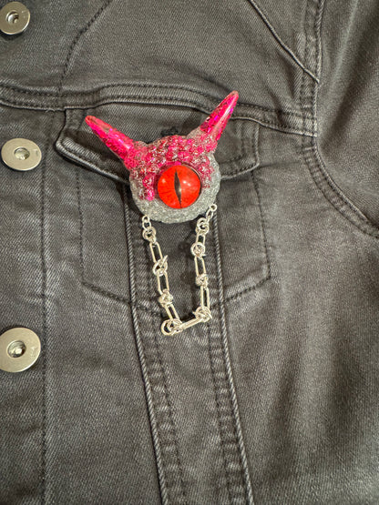 Monster brooch in pink and silver. Model Pointy.
