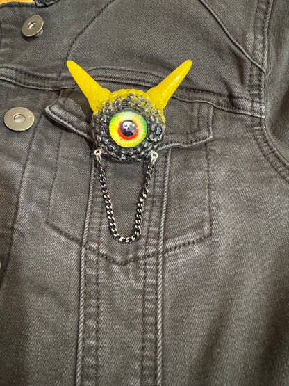 Monster brooch in black and yellow. Model Pointy.