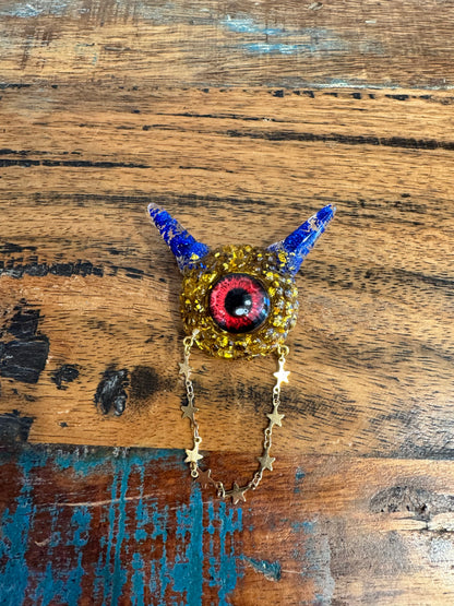 Monster brooch in gold and blue. Model Pointy.
