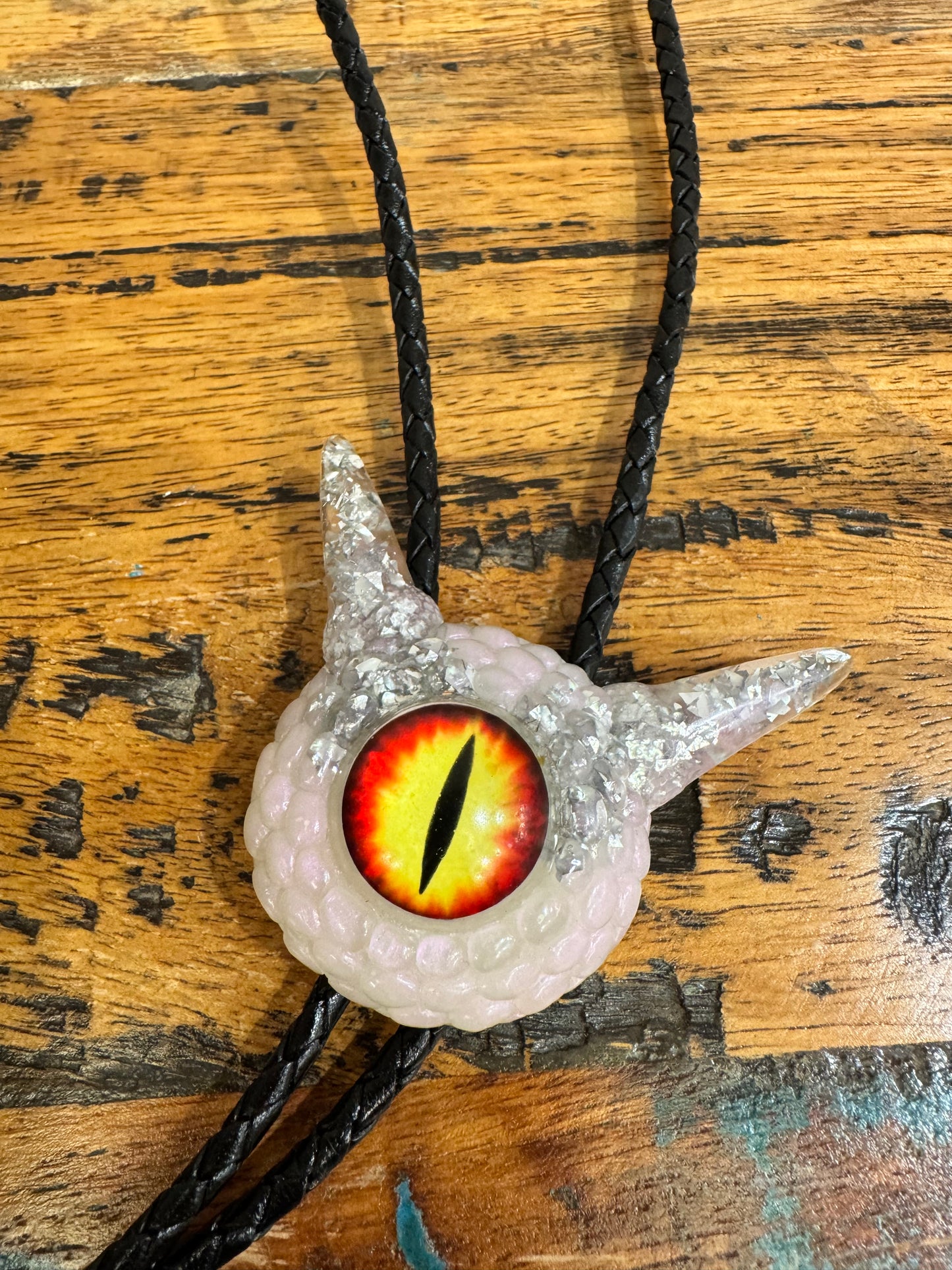Monster bolo tie in white and silver. Model Pointy.