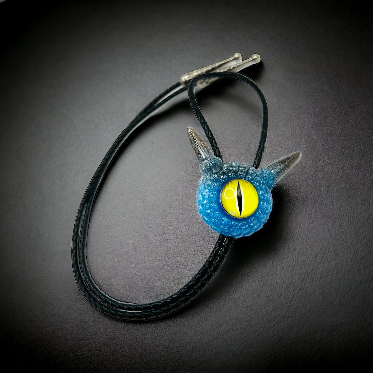 Bolo tie, Monster bolo necktie, handmade resin jewelry, eye statement jewelry. Model Pointy.