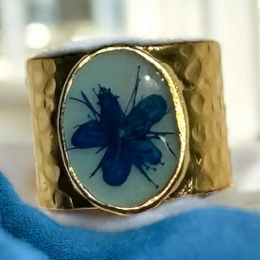 Circular gold plated ring with blue flower